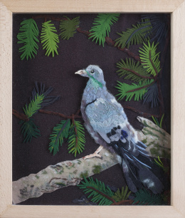 976.  Composición de pájaro en tela. 