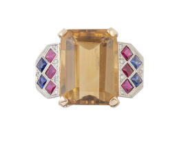 107.  Sortija con cuarzo citrino central de talla esmeralda, con bandas en damero de rubíes y zafiros combinados con brillantes a ambos lados