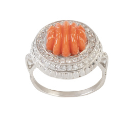 277.  Sortija con cabuchón gallonado de coral, en montura elevada cuajada de brillantes