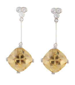 98.  Pendientes largos con citrinos cuadrangulares que penden de barra con trío de brillantes superior. 