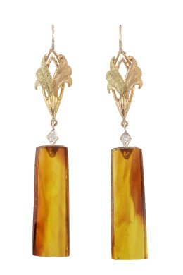 100.  Pendientes largos con carey que pende de hoja grabada en oro amarillo, articulados con un brillante en marco romboidal