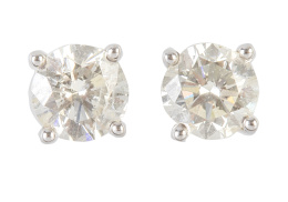 292.  Pendientes dormilonas con brillante de 1 ct aprox cada uno, montados en cuatro garras