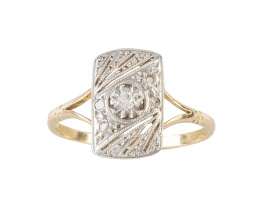 69.  Sortija lanzadera Art-Decó rectangular con decoración calada y  brillante central