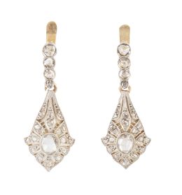 70.  Pendientes largos Art-Decó de diamantes de talla rosa, con diseño punta de flecha que pende de chatones de diamantes