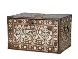 1295.  Papelera de madera con incrustaciones de hueso, de profusa decoración vegetal en la tapa.Trabajo indoportugués, Gujarat o Sind, S. XVII.