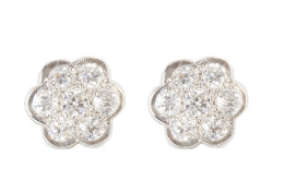 151.  Pendientes flor con rosetón de brillantes y contorno lobulado