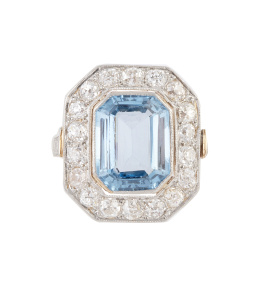 126.  Sortija Art-Decó con piedra azul central de talla esmeralda en marco octogonal de brillantes