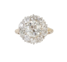 304.  Sortija rosetón de brillantes de talla antigua, con brillante central de 2 ct aprox