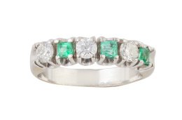 122.  Sortija media alianza de brillantes y esmeraldas de talla cuadrada alternos