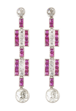 125.  Pendientes largos de rubíes y brillantes de talla antigua estilo Art-Decó, con diseño geométrico articulado y dos chatones de brillantes colgantes de 1 ct aprox cada uno