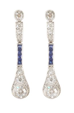 72.  Pendientes largos de brillantes de talla antigua y zafiros estilo Art-Decó, con gota colgante decorada con brillante central, colgante de barra de brillantes y zafiros calibrados 