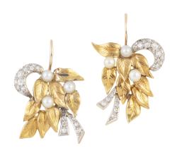 77.  Pendientes ramo años 30 con hojas en oro grabado adornadas con perlas y brillantes