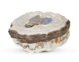 1315.  Tabaquera de porcelana esmaltada, con escenas chinescas, flores de estilo oriental y rocalla; montada en plata. Siguiendo modelos de Chantilly del S. XVIII. Con marcas en rojo en el interior.Samson, Francia mediados del S. XIX.