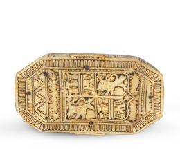 1066.  Caja Carlos IV en asta tallada con escudo de España grabado en el anverso y animal en el reverso, fechada 1808.Trabajo pastoril español, 1808.