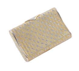 319.  Monedero-pitillera en malla de oro años 40, con decoración trenzada en oro bicolor con decoración de tejido trenzado, en volumen con sección lateral a modo de riñon