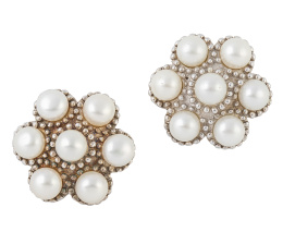 233.  Pendientes YANES de flor realizada con perlas 