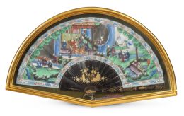 1062.  Abanico "mil caras" con país pintado a "gouache", con escena de la vida cotidiana, y padrones y varillaje de madera lacada y dorada.Trabajo chino para la exportación, h. 1860.