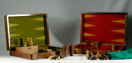530.  Estuche en madera de haya y marquetería con dos juego de ajedrez y backgammon con sus fichas y cubiletes.S. XX.