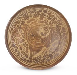 586.  Plato acuencado de cerámica esmaltada de reflejo metálico con parladot, piñas y clavelinas.Manises, S. XVIII.