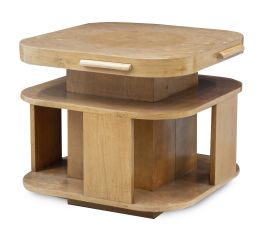 613.  Mesa auxiliar de madera con baldas y dos bandejas extraíbles a los lados.Años 50.