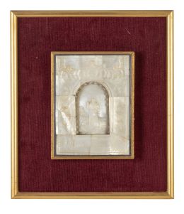 664.  San Bernardino de Siena.Placa devocional de nácar grabada, sobre marco con fondo de terciopelo.Recuerdo de Tierra Santa, principios del S. XX.