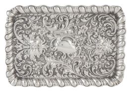 1143.  Bandeja rectangular de plata repujada de estilo renacentista con cabezas de hombres hoja.Principios del S. XX.