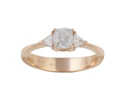 69.  Sortija con brillante central talla cojín de 0,90 ct, color estimado light yellowish grey, flanqueado por dos diamantes de talla triangular