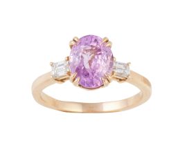 258.  Sortija con zafiro rosa oval central de 2,87 ct flanqueado por diamantes talla baguette