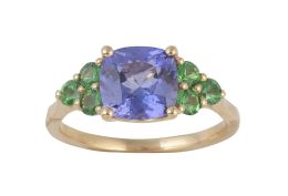 266.  Sortija con tanzanita talla cojín central de 2,38 ct flanqueada por tríos de tsavoritas