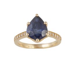 229.  Sortija con zafiro talla pera de 4,04 ct con montura adornada con brillantes