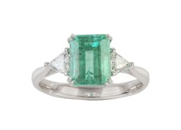 299.  Sortija con esmeralda central de 2,39 ct talla esmeralda, flanqueada por diamantes de talla triangular