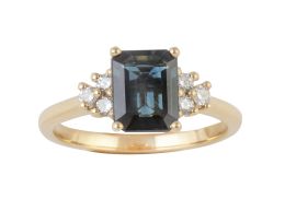 231.  Sortija con zafiro central de 1,74 ct en talla rectangular, flanqueado por trios de brillantes 