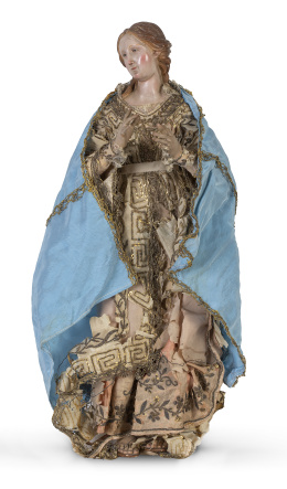 710.  Virgen de barro cocido y policromado y estopa, con vestimen