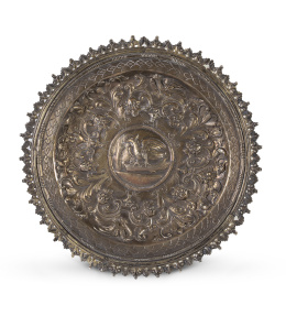 1147.  Bandeja de bronce circular, decorada con florones en el perímetro.S. XVIII?