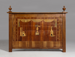 946.  Cabecero Carlos IV en caoba y trabajo de maderas finas y maderas teñidas con decoración de arquitecturas, quizás trabajo madrileño ff. del S. XVIII - pp. del S. XIX..