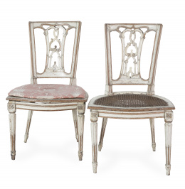 1090.  Pareja de sillas Carlos IV en madera lacado en blanco con asiento de enea.Trabajo español, ff. del S. XVIII.