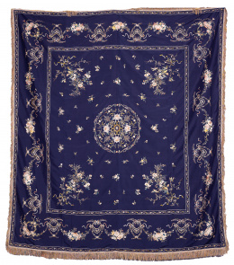 1060.  Importante colcha, para la exportación, en el gusto clásico de Adam, bordada con hilos de color sobre seda azul.Trabajo chino, h. 1800-1810.