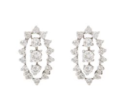 214.  Pendientes de brillantes con diseño ojival con tres brillantes centrales orlados de brillantes, con engastes en garras a diferetes alturas