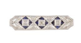 224.  Broche placa Art-Decó de brillantes y zafiros talla triangular 
