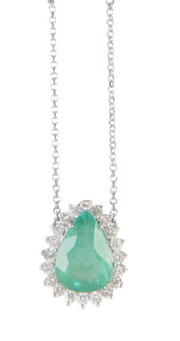 151.  Pendentif con perilla de esmeralda orlada de brillantes, que pende de cadena fina combinada con chatones de brillantes