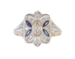 55.  Sortija estilo Art-Decó con frente rectangular de brillantes y cuatro zafiros talla navette