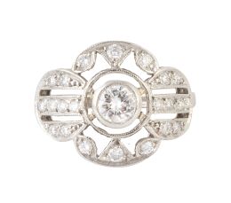 68.  Sortija estilo Art-Decó de brillantes en banda calada de perfil lobulado, con brillante principal en chatón central