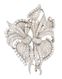 404.  Broche floral doble-clip años 50 de brillantes, con diseño de ramas y bandas plegadas y anudadas en el centro
