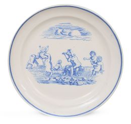 1081.  MIguel Soliva* (1727-1755).Plato de cerámica esmaltada con niños jugando, firmado "Soliba".Alcora, primera época, h. 1750.