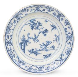 1084.  Plato de cerámica esmaltada azul cobalto con dragones y pájaros.Alcora, primera época (1727-1749).