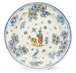 1080.  Fuente de cerámica esmaltada en azul, ocre, amarillo y verde.Alcora, primera época, serie de chinescos (1735-1760).