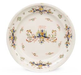 1083.  Plato de cerámica esmaltada, decorado con una arquitectura en el asiento.Alcora, segunda época, serie del rayado rojo (1750-1760).