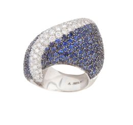 231.  Sortija con diseño de ola, relizada con cuajado de zafiros en montura bombée, coronada con cresta de pavé de brillantes
