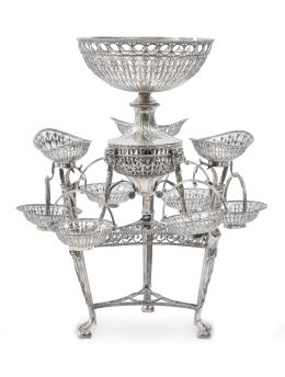 1123.  "Epergne" Jorge III de plata cincelada, calada y moldeada, decorados con contarios, hojas y meandros curvos. Con marcas. marcas del platero IY.Londres, h. 1781.