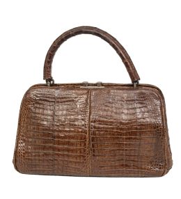 447.  Bolso vintage de piel de cocodrilo color marrón con asa tubular
